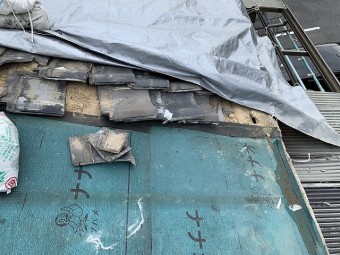隣屋根の瓦部は瓦が飛散して無くなっている状態です。