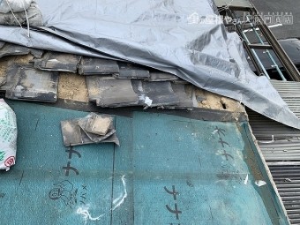 隣屋根の瓦部は瓦が飛散して無くなっている状態です。