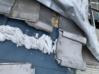 軒先の瓦を取り付け、取り合い部分の瓦の補修をします。
