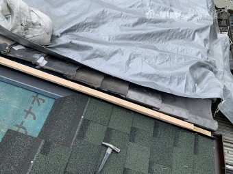 隣屋と取り合い部分の瓦を補修して、捨て板金を取り付けます。