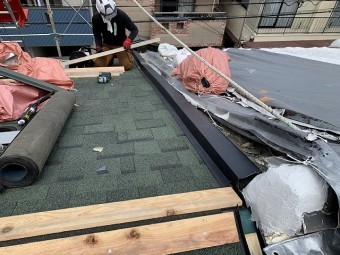 隣り屋根との取り合い部の板金取り付けました。