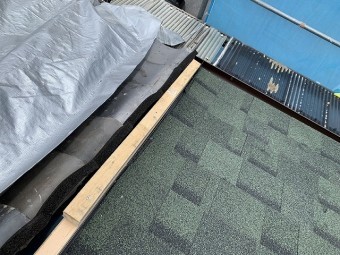 隣り屋根との取り合い部分の下地仕舞をします。