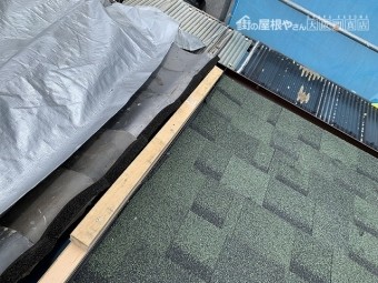 隣り屋根との取り合い部分の下地仕舞をします。