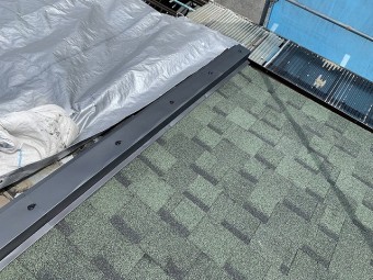 隣屋との瓦との取り合い部も板金加工して取り付けます。