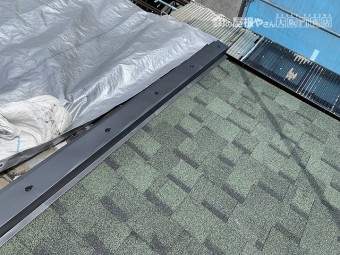 隣屋との瓦との取り合い部も板金加工して取り付けます。