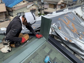 棟の瓦との取り合い分を板金で加工して蓋を作ります。