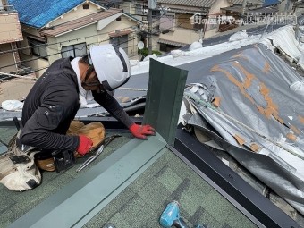 棟の瓦との取り合い分を板金で加工して蓋を作ります。