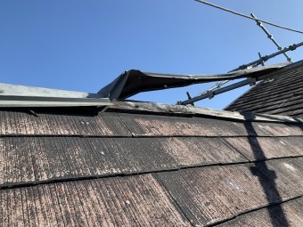 棟包板金が強風で浮き上がってしまっています。