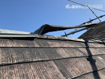 棟包板金が強風で浮き上がってしまっています。