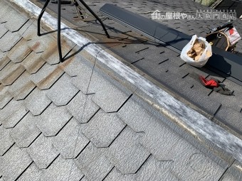 棟際に防水テープを貼って、雨水の侵入を防ぎます。