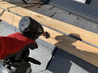貫板を打ち付ける際に、下のベストが割れないように借り穴を空けます。