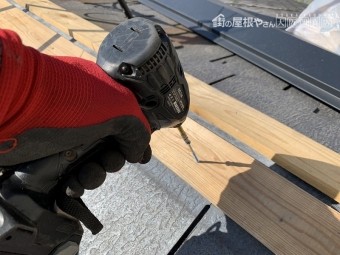 貫板をビスで止付けます。
