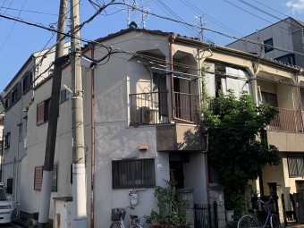 4軒長屋の屋根の取り合い部が雨漏りをしているようです。