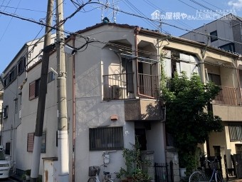 4軒長屋の屋根の取り合い部が雨漏りをしているようです。