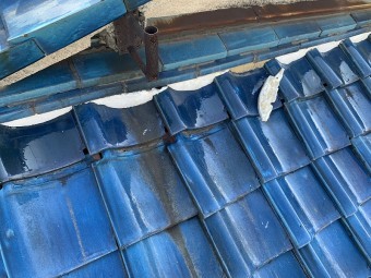 桟瓦がズレ、壁際のノシ瓦の面戸漆喰が剥がれています。