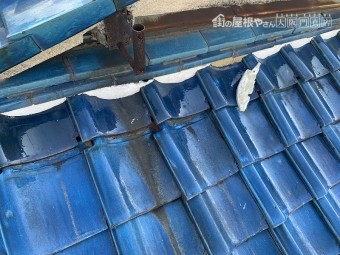 桟瓦がズレ、壁際のノシ瓦の面戸漆喰が剥がれています。