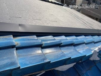 取り合い部を板金でカバーしていますが、その中は、、、