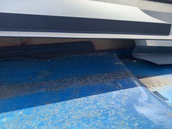 カバー板金の中を見ると、瓦に被せてあるだけのなので、これでは雨が吹き込んでしまいます。