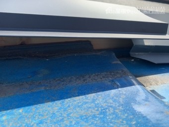 カバー板金の中を見ると、瓦に被せてあるだけのなので、これでは雨が吹き込んでしまいます。