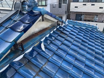 桟瓦も全体的にズレ、壁際の面戸漆喰が剥がれています。