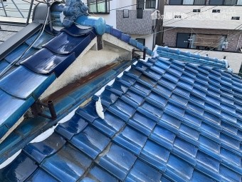桟瓦も全体的にズレ、壁際の面戸漆喰が剥がれています。
