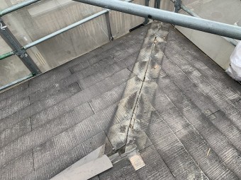 隅棟の棟包板金も解体します。