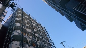 門真市の8階建てマンション足場完成