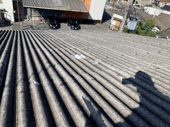 一部スレートに穴が開いたのか、補修がされています。