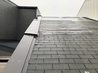 軒先の方がシングルで、途中からフルベストになったハイブリットな屋根です。