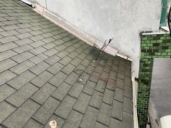 シングル材で葺かれたガレージの屋根になります。
