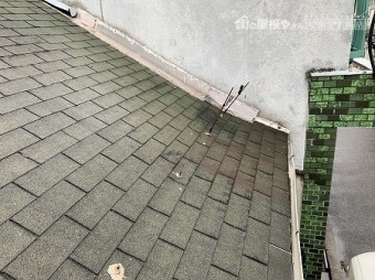 シングル材で葺かれたガレージの屋根になります。