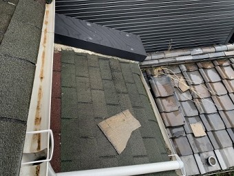飛散したフルベストが下屋根と、瓦屋根の下屋根に転がっています。