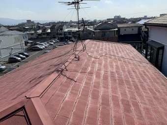 3階屋根にはカラーベストが葺かれています。