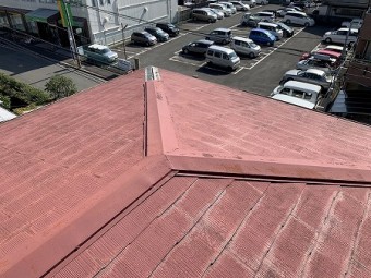 隅棟の先の棟包板金が飛散しています。