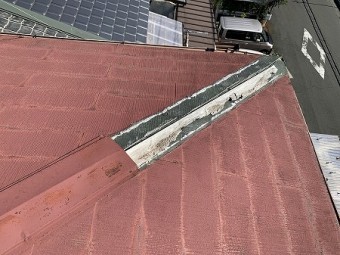 棟包板金を留めつける貫板も朽ちてしまっています。