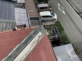 軒先のスターターも割れて樋からはみ出しています。