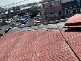 棟包板金を留めつける貫板も飛散して、釘だけが残っています。