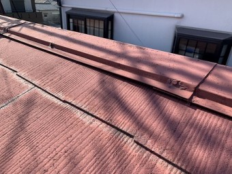 棟包板金が少し浮いていますね。