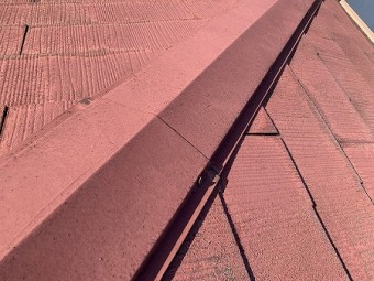 棟包板金を留めつける釘が浮いています。
