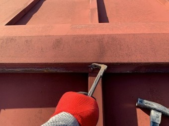 既存の棟包板金の釘を外して、解体します。