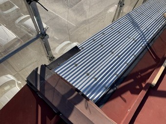 昨年の台風の被害で飛散した部分んは、波板鋼板で応急修理されています。