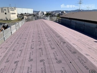 コンパネ下地の上からゴムアスルーフィングを貼ります。