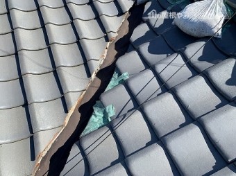 谷部の瓦にも割れがみられます。