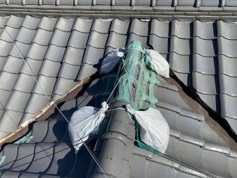 ハチ谷の棟止まり部分も崩れたのか、養生テープと土嚢で固定されています。