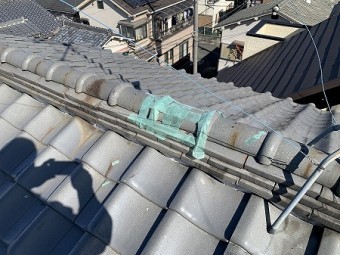 本棟のノシ瓦が崩れたのか、養生テープで固定されています。