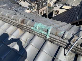 本棟のノシ瓦が崩れたのか、養生テープで固定されています。