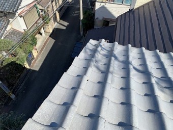 ケラバの袖瓦にズレが見られます。
