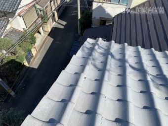 ケラバの袖瓦にズレが見られます。