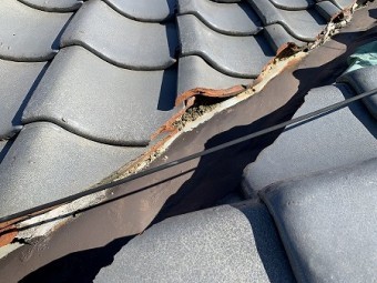 谷部の漆喰に剥がれがみられ、土が露出しています。
