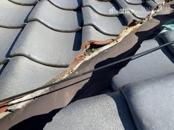 谷部の漆喰に剥がれがみられ、土が露出しています。